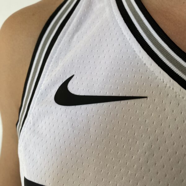 Camiseta Regata NBA Swingman San Antonio Spurs - Victor Wembanyama 1 - Association Edition Branca - 2024 Nike - Imagem 5