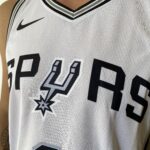 Camiseta Regata NBA Swingman San Antonio Spurs - Victor Wembanyama 1 - Association Edition Branca - 2024 Nike - Imagem 6