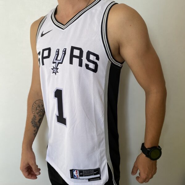 Camiseta Regata NBA Swingman San Antonio Spurs - Victor Wembanyama 1 - Association Edition Branca - 2024 Nike - Imagem 7