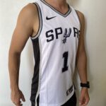 Camiseta Regata NBA Swingman San Antonio Spurs - Victor Wembanyama 1 - Association Edition Branca - 2024 Nike - Imagem 8