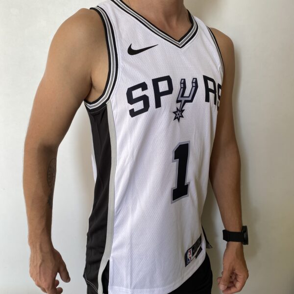 Camiseta Regata NBA Swingman San Antonio Spurs - Victor Wembanyama 1 - Association Edition Branca - 2024 Nike - Imagem 8