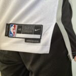 Camiseta Regata NBA Swingman San Antonio Spurs - Victor Wembanyama 1 - Association Edition Branca - 2024 Nike - Imagem 9