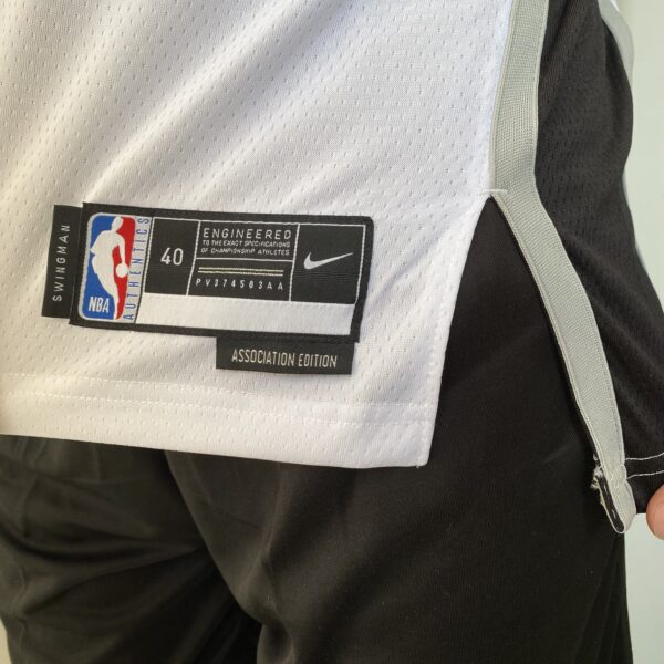Camiseta Regata NBA Swingman San Antonio Spurs - Victor Wembanyama 1 - Association Edition Branca - 2024 Nike - Imagem 9