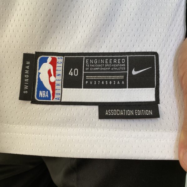 Camiseta Regata NBA Swingman San Antonio Spurs - Victor Wembanyama 1 - Association Edition Branca - 2024 Nike - Imagem 10