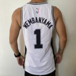 Camiseta Regata NBA Swingman San Antonio Spurs - Victor Wembanyama 1 - Association Edition Branca - 2024 Nike - Imagem 12
