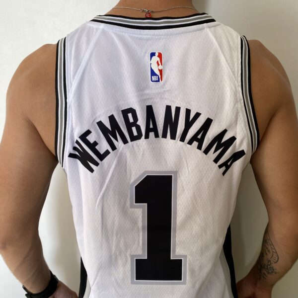 Camiseta Regata NBA Swingman San Antonio Spurs - Victor Wembanyama 1 - Association Edition Branca - 2024 Nike - Imagem 13