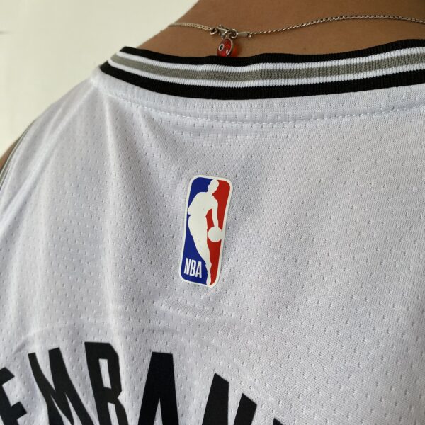 Camiseta Regata NBA Swingman San Antonio Spurs - Victor Wembanyama 1 - Association Edition Branca - 2024 Nike - Imagem 14