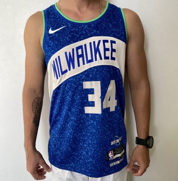 Camiseta Regata Basquete NBA – Milwaukee Bucks – Giannis Antetokounmpo 34 – City Edition 2024 – Nike – Azul - Imagem 1
