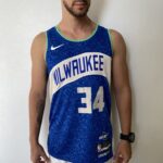 Camiseta Regata Basquete NBA – Milwaukee Bucks – Giannis Antetokounmpo 34 – City Edition 2024 – Nike – Azul - Imagem 2