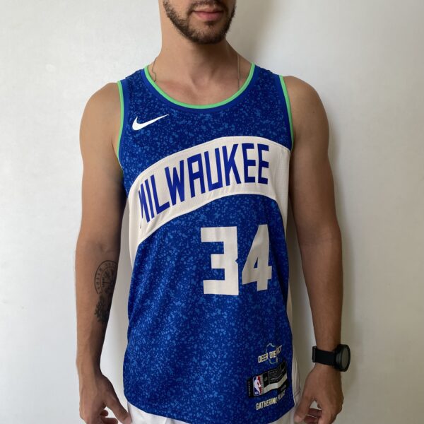 Camiseta Regata Basquete NBA – Milwaukee Bucks – Giannis Antetokounmpo 34 – City Edition 2024 – Nike – Azul - Imagem 2