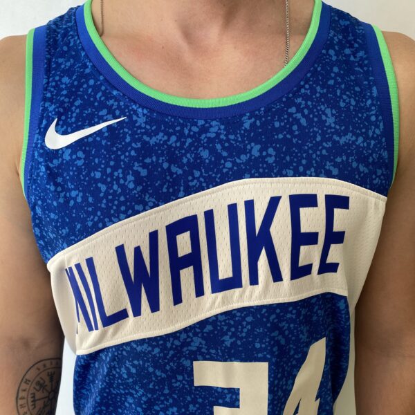 Camiseta Regata Basquete NBA – Milwaukee Bucks – Giannis Antetokounmpo 34 – City Edition 2024 – Nike – Azul - Imagem 3