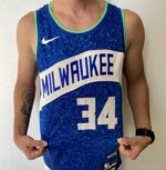 Camiseta Regata Basquete NBA – Milwaukee Bucks – Giannis Antetokounmpo 34 – City Edition 2024 – Nike – Azul - Imagem 6