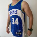 Camiseta Regata Basquete NBA – Milwaukee Bucks – Giannis Antetokounmpo 34 – City Edition 2024 – Nike – Azul - Imagem 7