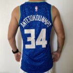 Camiseta Regata Basquete NBA – Milwaukee Bucks – Giannis Antetokounmpo 34 – City Edition 2024 – Nike – Azul - Imagem 15