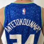 Camiseta Regata Basquete NBA – Milwaukee Bucks – Giannis Antetokounmpo 34 – City Edition 2024 – Nike – Azul - Imagem 17