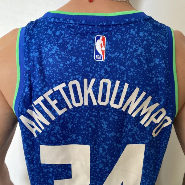 Camiseta Regata Basquete NBA – Milwaukee Bucks – Giannis Antetokounmpo 34 – City Edition 2024 – Nike – Azul - Imagem 17
