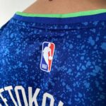 Camiseta Regata Basquete NBA – Milwaukee Bucks – Giannis Antetokounmpo 34 – City Edition 2024 – Nike – Azul - Imagem 18