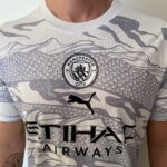 Camisa Manchester City Comemorativa Ano Novo Chinês - Dragão de Madeira - Versão Jogador 2025 - Cinza - Puma - Imagem 3