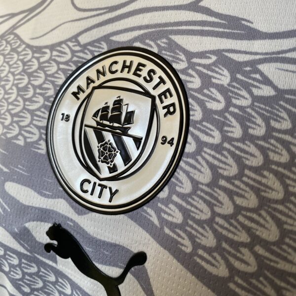 Camisa Manchester City Comemorativa Ano Novo Chinês - Dragão de Madeira - Versão Jogador 2025 - Cinza - Puma - Imagem 4
