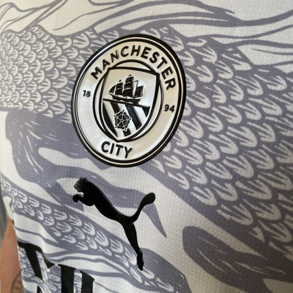 Camisa Manchester City Comemorativa Ano Novo Chinês - Dragão de Madeira - Versão Jogador 2025 - Cinza - Puma - Imagem 5