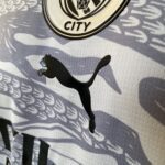 Camisa Manchester City Comemorativa Ano Novo Chinês - Dragão de Madeira - Versão Jogador 2025 - Cinza - Puma - Imagem 7