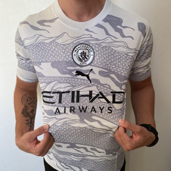Camisa Manchester City Comemorativa Ano Novo Chinês - Dragão de Madeira - Versão Jogador 2025 - Cinza - Puma - Imagem 8