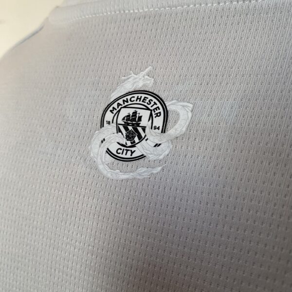 Camisa Manchester City Comemorativa Ano Novo Chinês - Dragão de Madeira - Versão Jogador 2025 - Cinza - Puma - Imagem 19