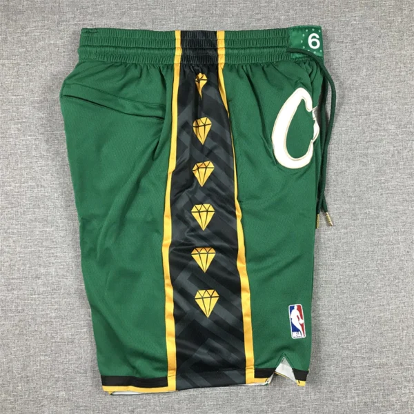 Short Bermuda Basquete NBA Swingman Boston Celtics City Edition Verde Dourada - Versão Especial - Bill Russell 2023 - Imagem 21