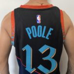 Camiseta Regata NBA Swingman Washington Wizards - Jordan Poole 13 - City Edition - 2024 Preta Nike - Imagem 15