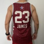 Kit Conjunto Camiseta Regata e Bermuda Short Basquete NBA All-Star Game Time Oeste 23 LeBron James Statement Edition Jordan Vermelho 2024 - Imagem 23