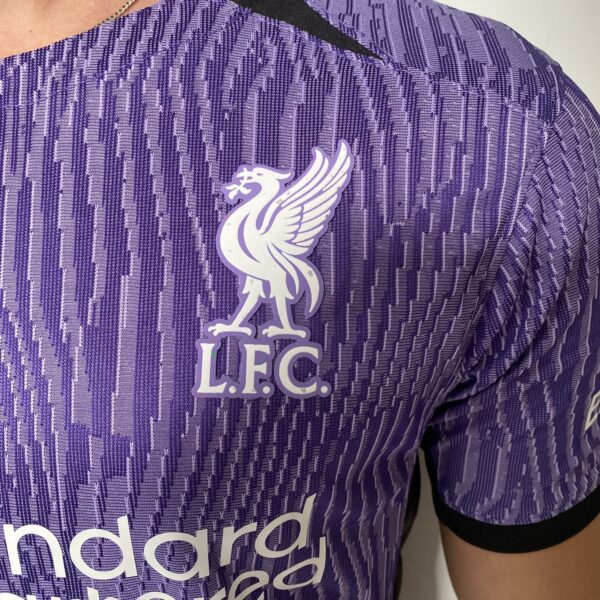 Camisa Liverpool Third 2024 Versão Jogador Roxa Nike - Imagem 3