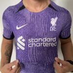 Camisa Liverpool Third 2024 Versão Jogador Roxa Nike - Imagem 7