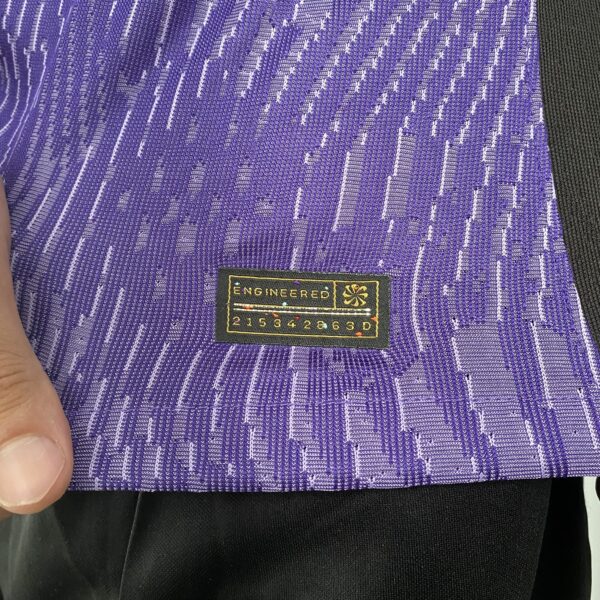 Camisa Liverpool Third 2024 Versão Jogador Roxa Nike - Imagem 13