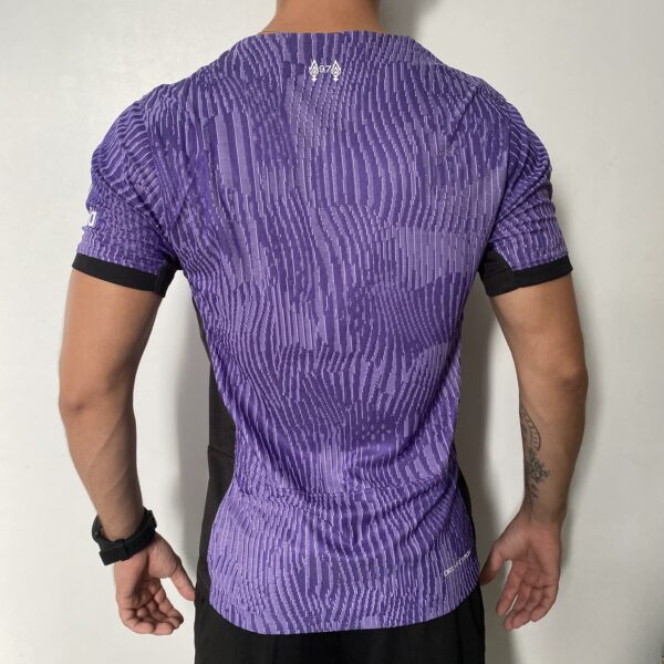 Camisa Liverpool Third 2024 Versão Jogador Roxa Nike - Imagem 16