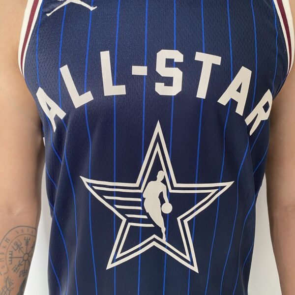 Camiseta Regata Basquete NBA All-Star Game Time Leste 34 Giannis Antetokounmpo Statement Edition Jordan Azul 2024 - Imagem 4