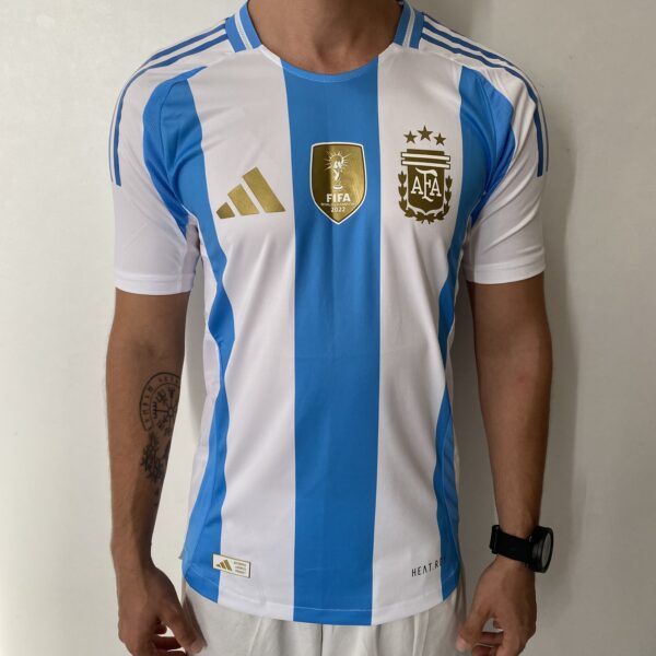 Camisa Seleção Argentina Home Patch Copa do Mundo Catar 2024/25 Adidas - Versão Jogador - Imagem 1