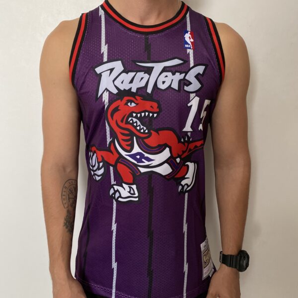 Camiseta Regata NBA Toronto Raptors 15 Carter Mitchell & Ness Roxa 1998/99 - Imagem 1