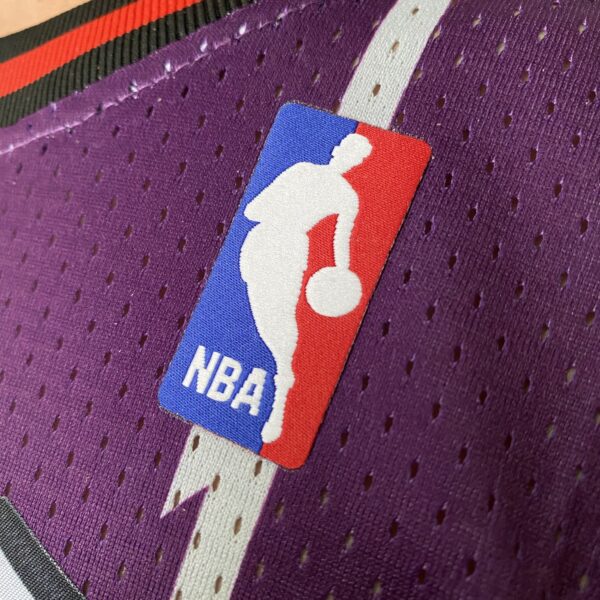 Camiseta Regata NBA Toronto Raptors 15 Carter Mitchell & Ness Roxa 1998/99 - Imagem 4