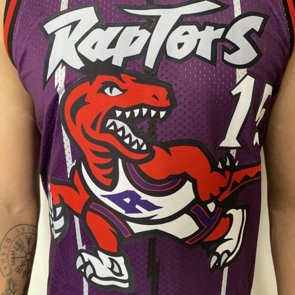 Camiseta Regata NBA Toronto Raptors 15 Carter Mitchell & Ness Roxa 1998/99 - Imagem 5