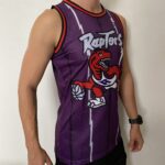 Camiseta Regata NBA Toronto Raptors 15 Carter Mitchell & Ness Roxa 1998/99 - Imagem 8