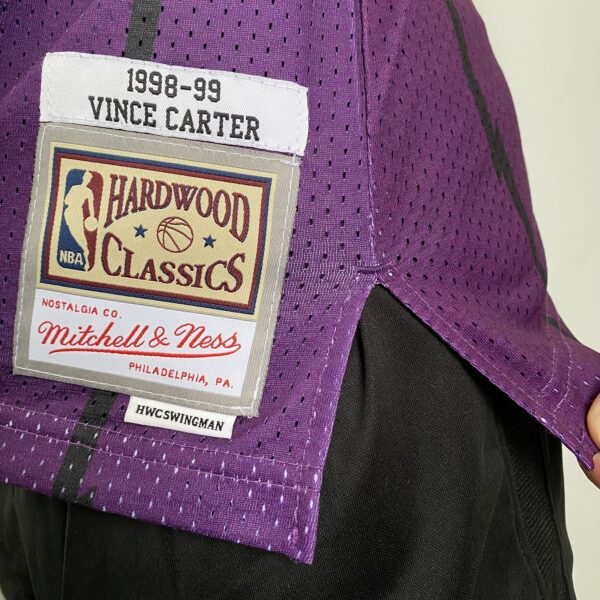 Camiseta Regata NBA Toronto Raptors 15 Carter Mitchell & Ness Roxa 1998/99 - Imagem 9