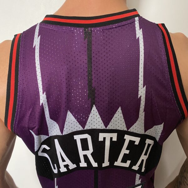 Camiseta Regata NBA Toronto Raptors 15 Carter Mitchell & Ness Roxa 1998/99 - Imagem 13