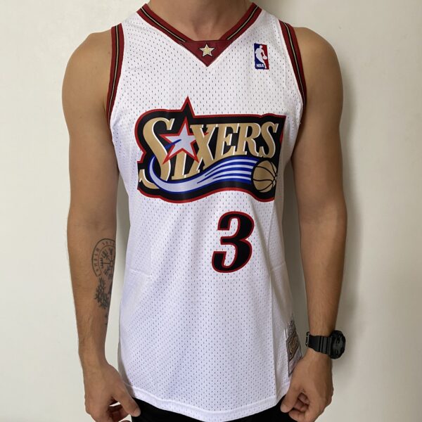 Camiseta Regata Basquete NBA Philadelphia 76ers Sixers 3 Allen Iverson Mitchell & Ness Branca 1997/98 - Imagem 1