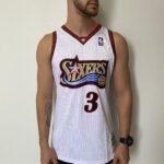 Camiseta Regata Basquete NBA Philadelphia 76ers Sixers 3 Allen Iverson Mitchell & Ness Branca 1997/98 - Imagem 2