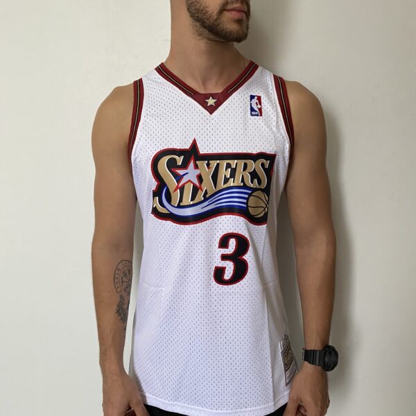 Camiseta Regata Basquete NBA Philadelphia 76ers Sixers 3 Allen Iverson Mitchell & Ness Branca 1997/98 - Imagem 2