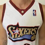 Camiseta Regata Basquete NBA Philadelphia 76ers Sixers 3 Allen Iverson Mitchell & Ness Branca 1997/98 - Imagem 3
