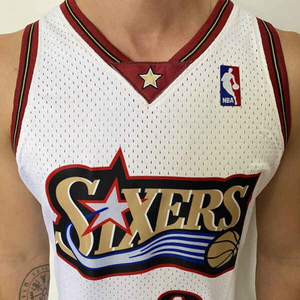 Camiseta Regata Basquete NBA Philadelphia 76ers Sixers 3 Allen Iverson Mitchell & Ness Branca 1997/98 - Imagem 3