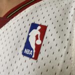 Camiseta Regata Basquete NBA Philadelphia 76ers Sixers 3 Allen Iverson Mitchell & Ness Branca 1997/98 - Imagem 4