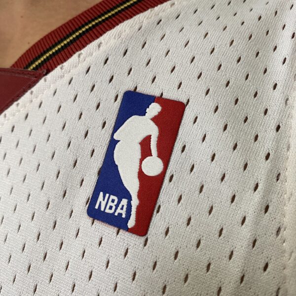 Camiseta Regata Basquete NBA Philadelphia 76ers Sixers 3 Allen Iverson Mitchell & Ness Branca 1997/98 - Imagem 4