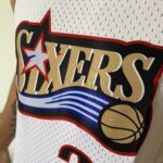 Camiseta Regata Basquete NBA Philadelphia 76ers Sixers 3 Allen Iverson Mitchell & Ness Branca 1997/98 - Imagem 5